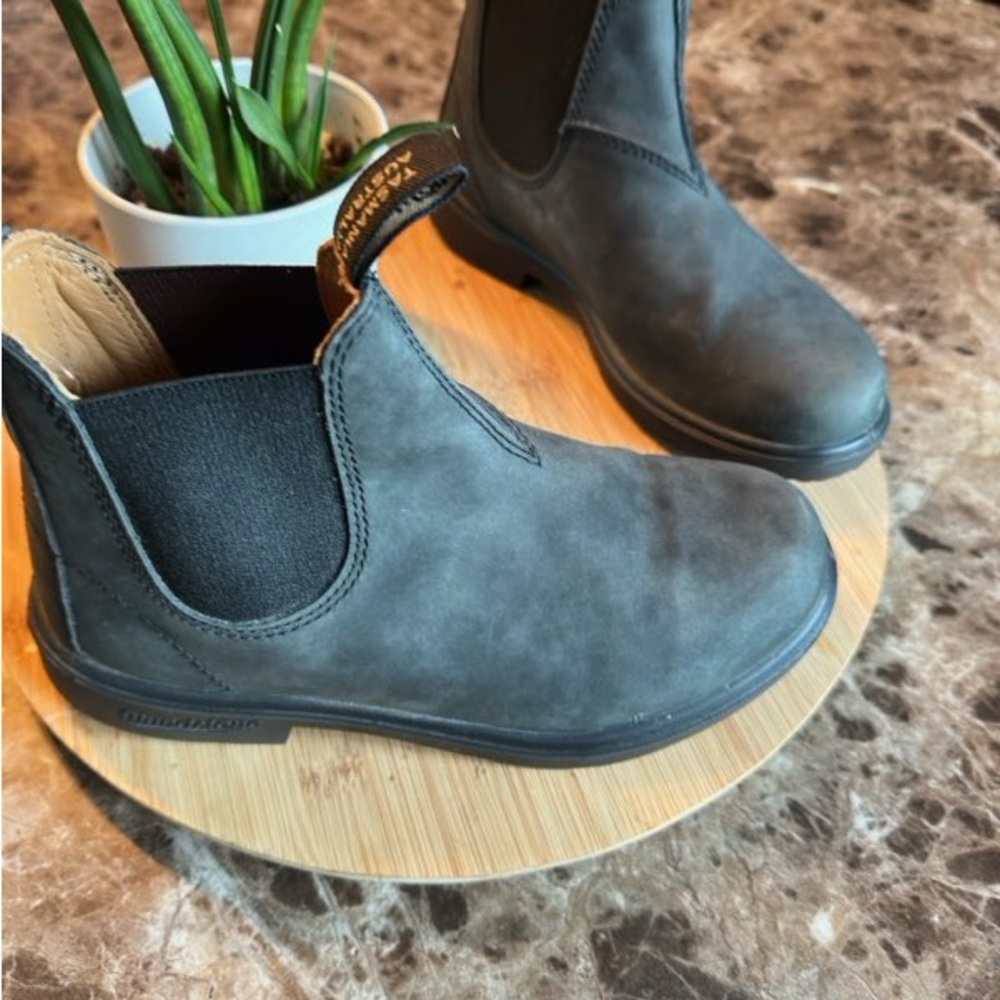 Kids blundstones size 3